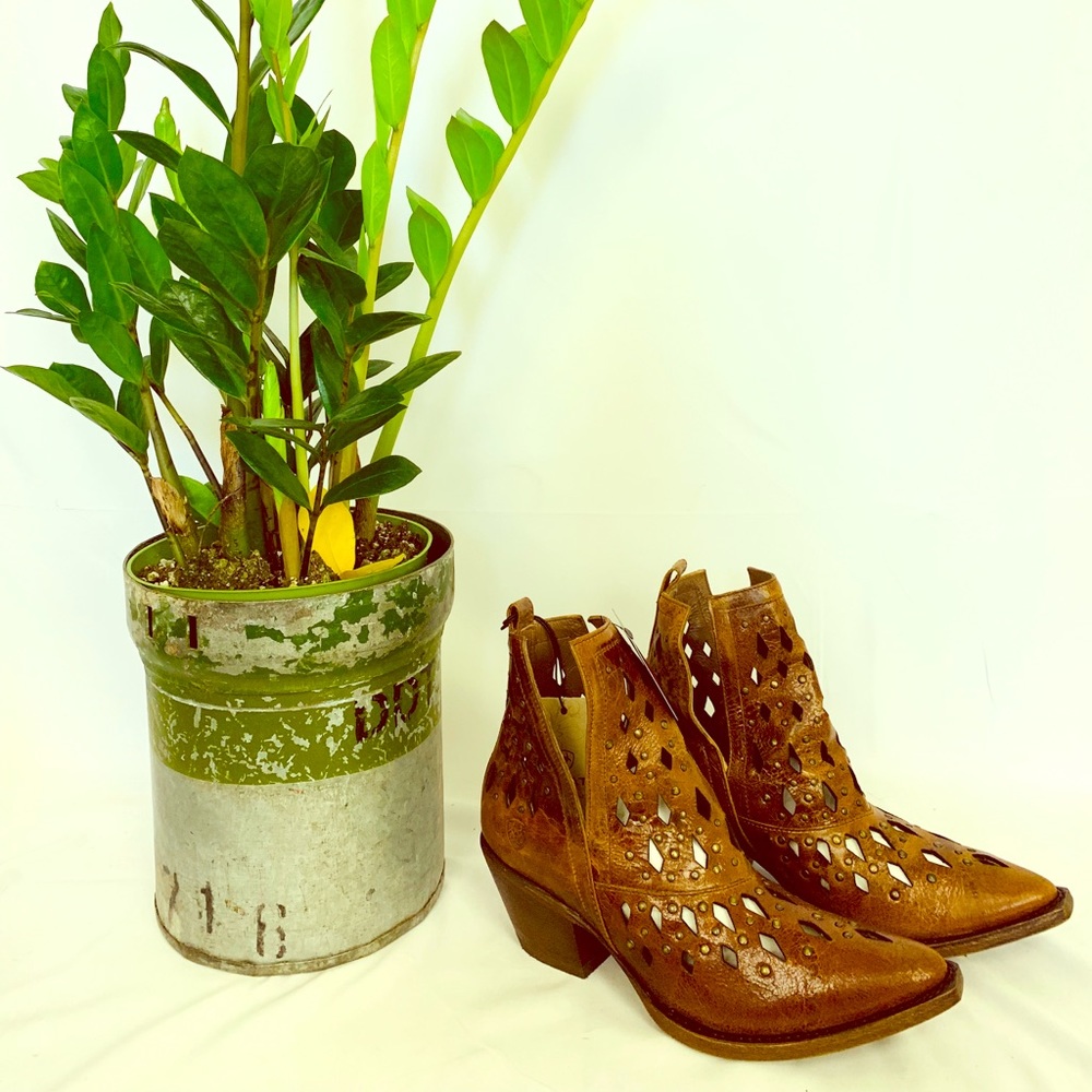 Women’s Ariat Chiquita Booties Size 8